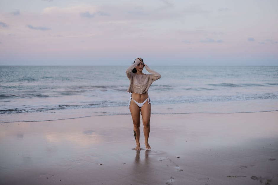 Uma pessoa experimentando um óculos