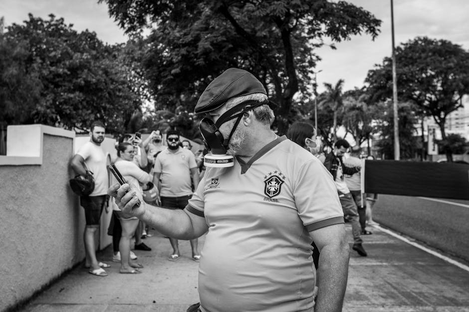 Uma pessoa observando atentamente a