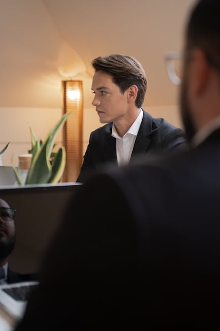 Um executivo olhando para um