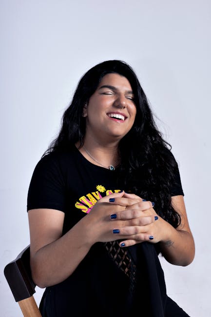 Mulher sorrindo em um salão