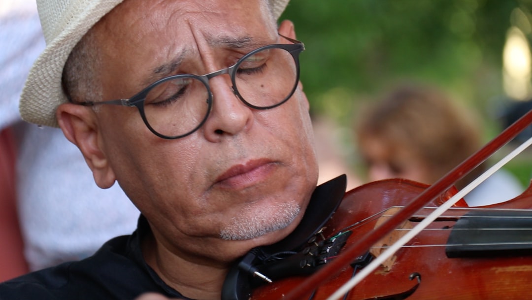 Man playing the violin with eyes closed